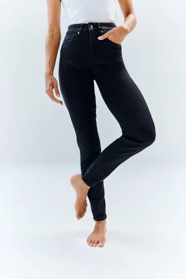The Miracle Skinny Jean in Black