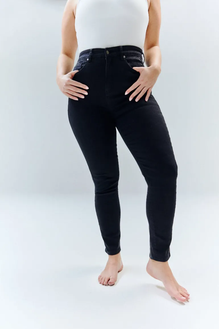 The Miracle Skinny Jean in Black