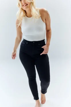The Miracle Skinny Jean in Black